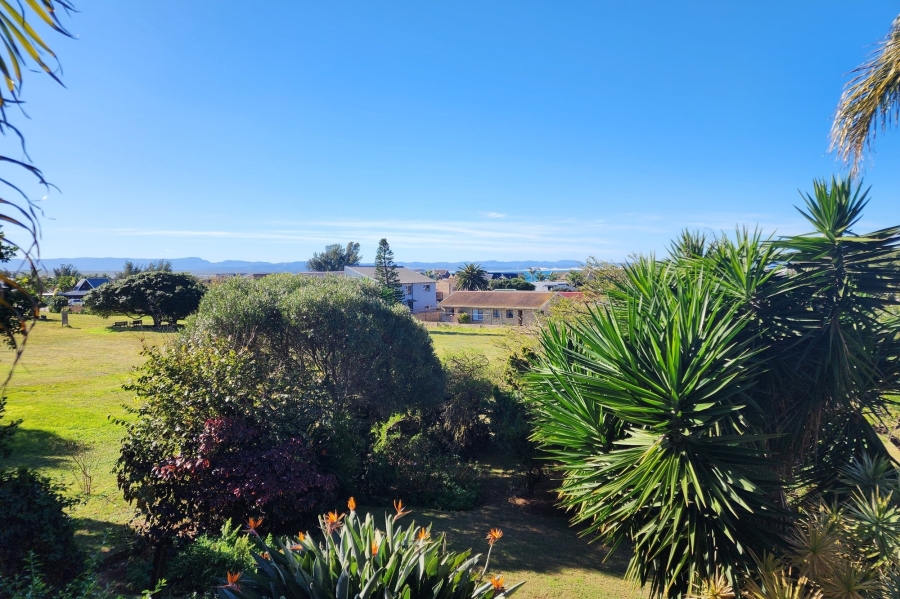 4 Bedroom Property for Sale in Wavecrest Eastern Cape